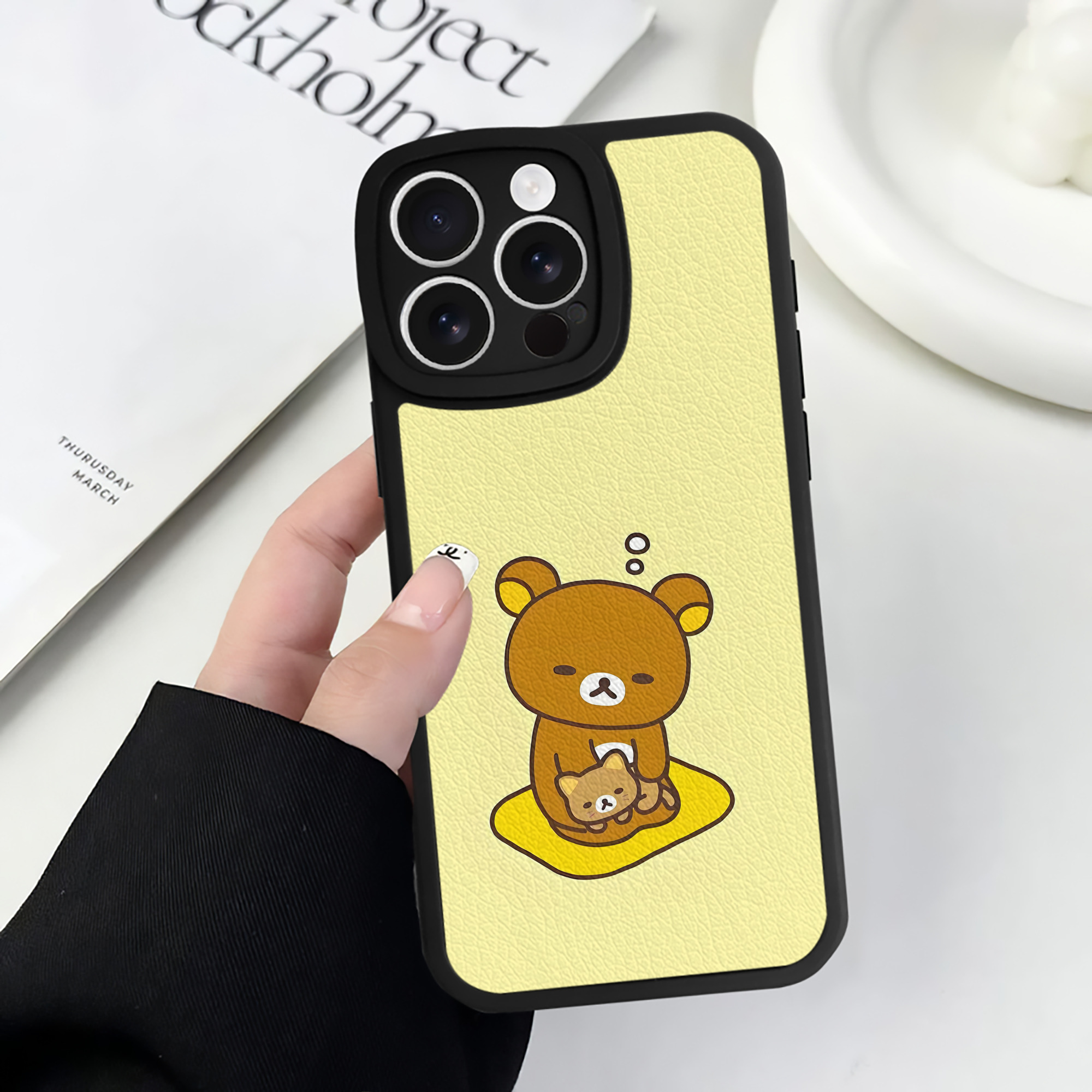 （画像用） リラックマ リラックマ キイロイトリ Rilakkuma Korilakkuma Kiiroitori 【iPhone 16シリーズ対応】シリコンスマホケース（レザー調） 材質：シリコン